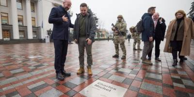 На Алеї сміливості у Києві з’явилася табличка з іменем Шарля Мішеля