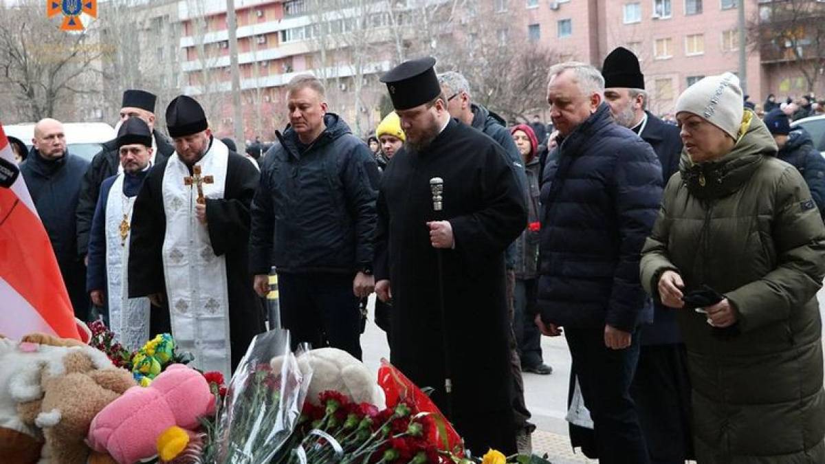 У Дніпрі біля будинку, в який влучила ракета, провели панахиду за загиблими