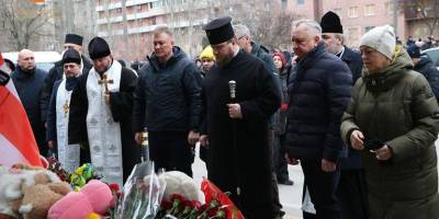 У Дніпрі біля будинку, в який влучила ракета, провели панахиду за загиблими