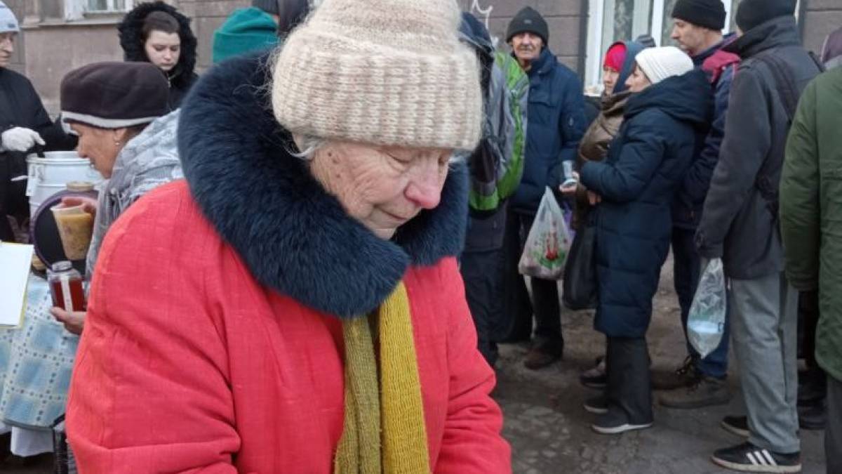 У Запоріжжі безпритульні та знедолені отримують безкоштовне гаряче харчування: де та коли