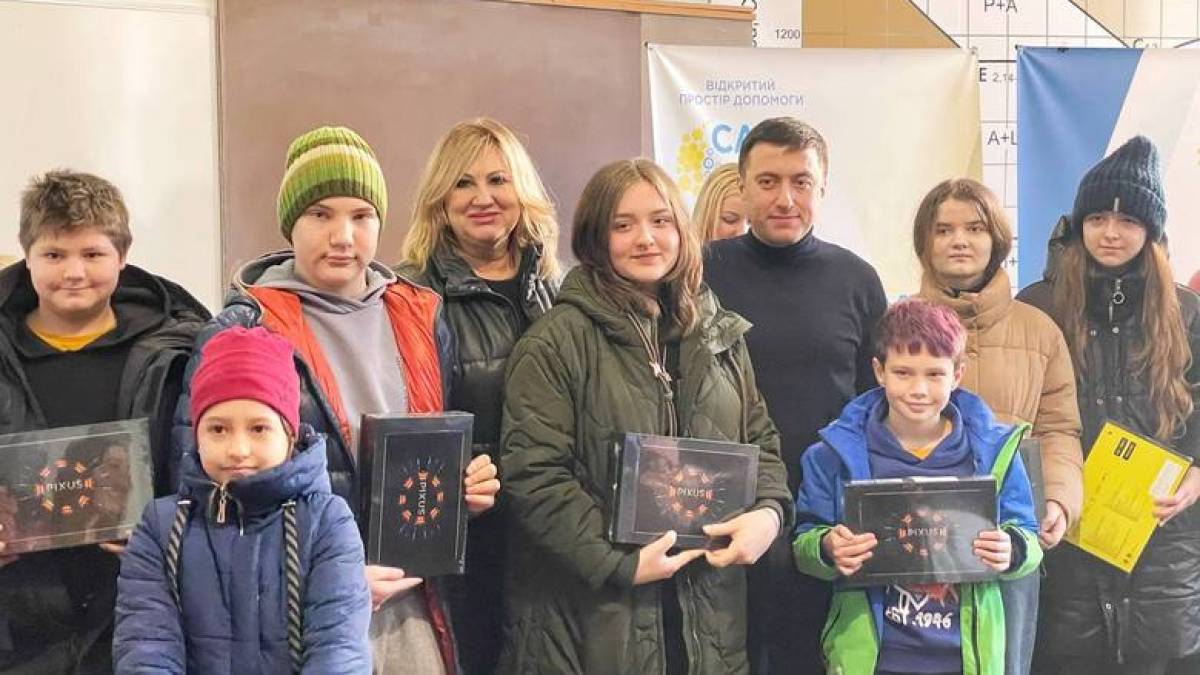 Освітній хаб Мелітополя видав у Запоріжжі 60 планшетів дітям із сімей переселенців