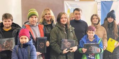 Освітній хаб Мелітополя видав у Запоріжжі 60 планшетів дітям із сімей переселенців