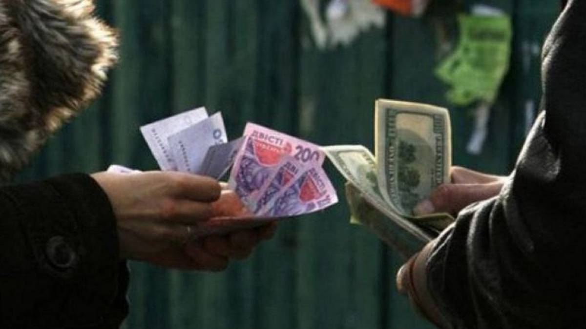 У Бердянську окупанти відібрали у валютників долари, рублі та гривні