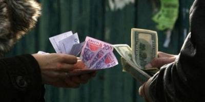 У Бердянську окупанти відібрали у валютників долари, рублі та гривні