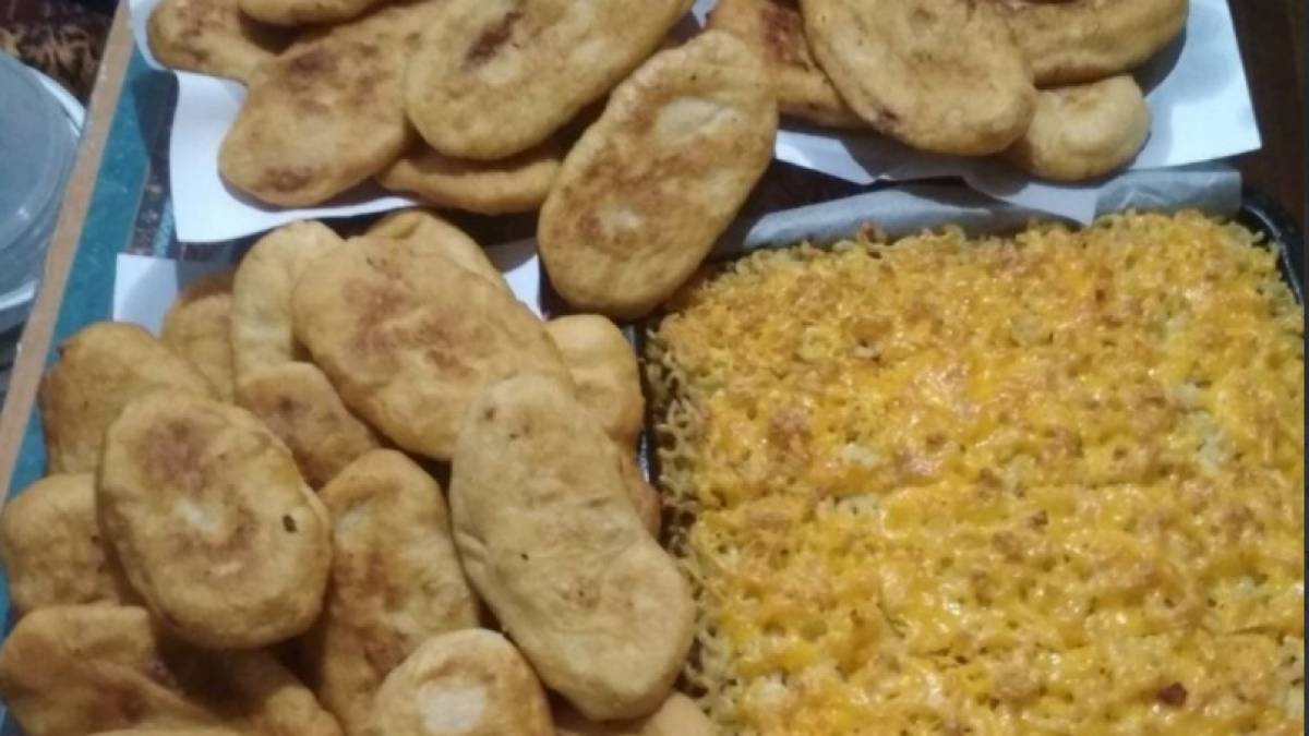 У Запоріжжі токмачанки готують смаколики для захисників