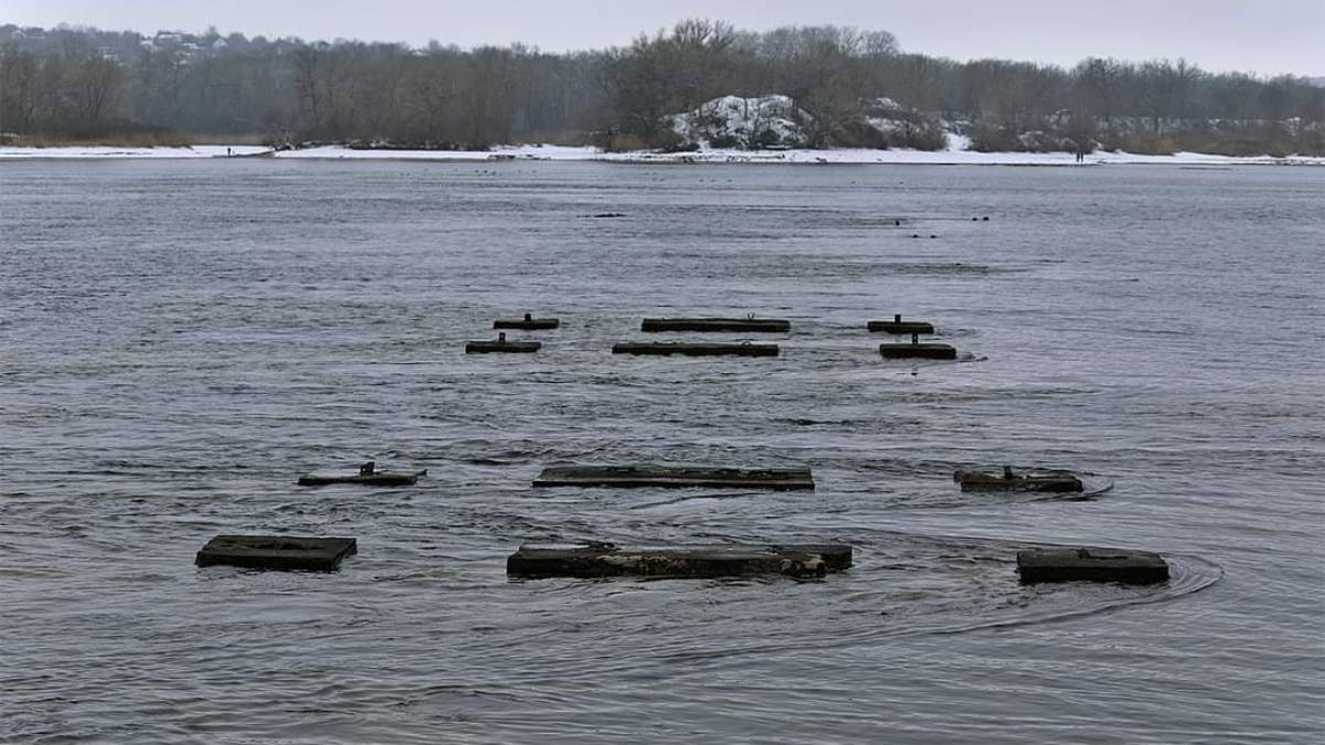 Дніпро мимоволі відкриває тайни: рештки старого мосту