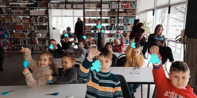 У Запоріжжі патрульні провели для дітлахів майстер-клас із виготовлення світловідбивальних брелоків