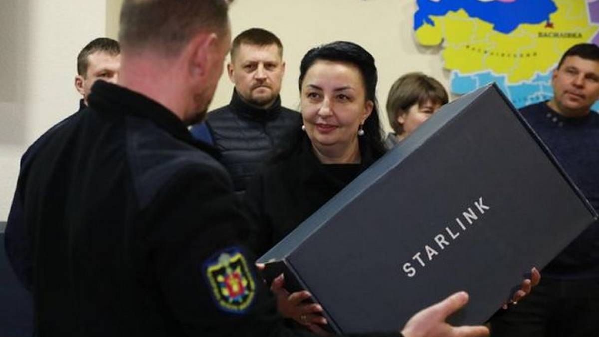 У Запоріжжі сортивному ліцею та центру молоді передали станції супутникового інтернету Starlink