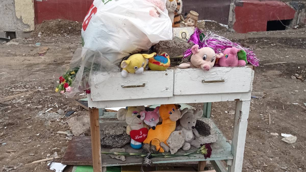 Дітям зруйнованого під’їзду Зестафонської, 8