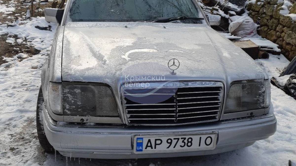 Вкрадені у Запорізькій області машини рашисти продають у Криму. Чий мерс на фото?