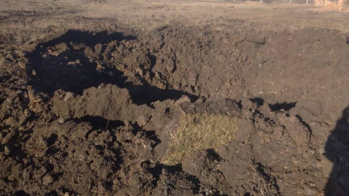 На Запоріжжі російський снаряд поцілив посеред поля у Тернуватській громаді (фото)
