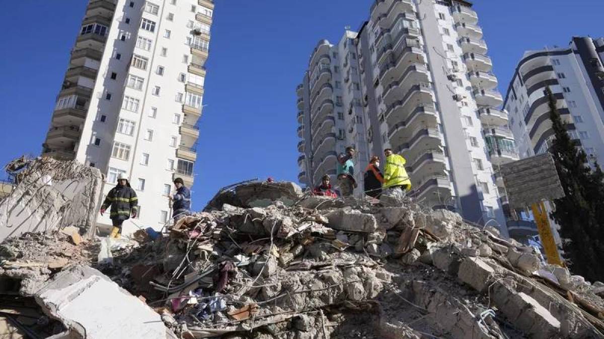 Туреччина затримує будівельних підрядників, оскільки кількість жертв землетрусу перевищила 33 тисячі
