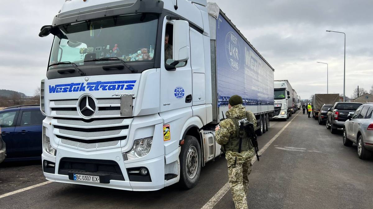 Кордон у пункті пропуску «Нижанковичі – Мальховіце» перетнула перша вантажівка