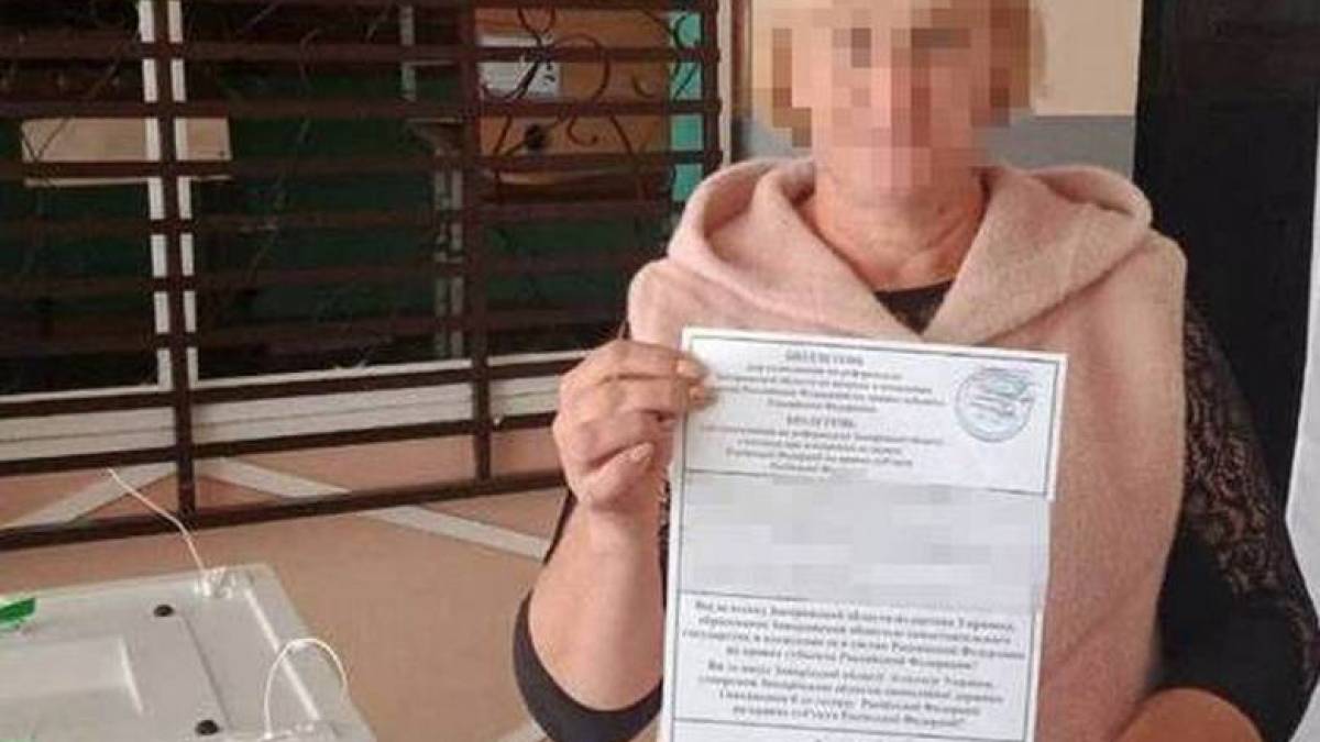 У Запоріжжі СБУ повідомила про підозру двом колаборантам, які примушували населення отримувати паспорти рф