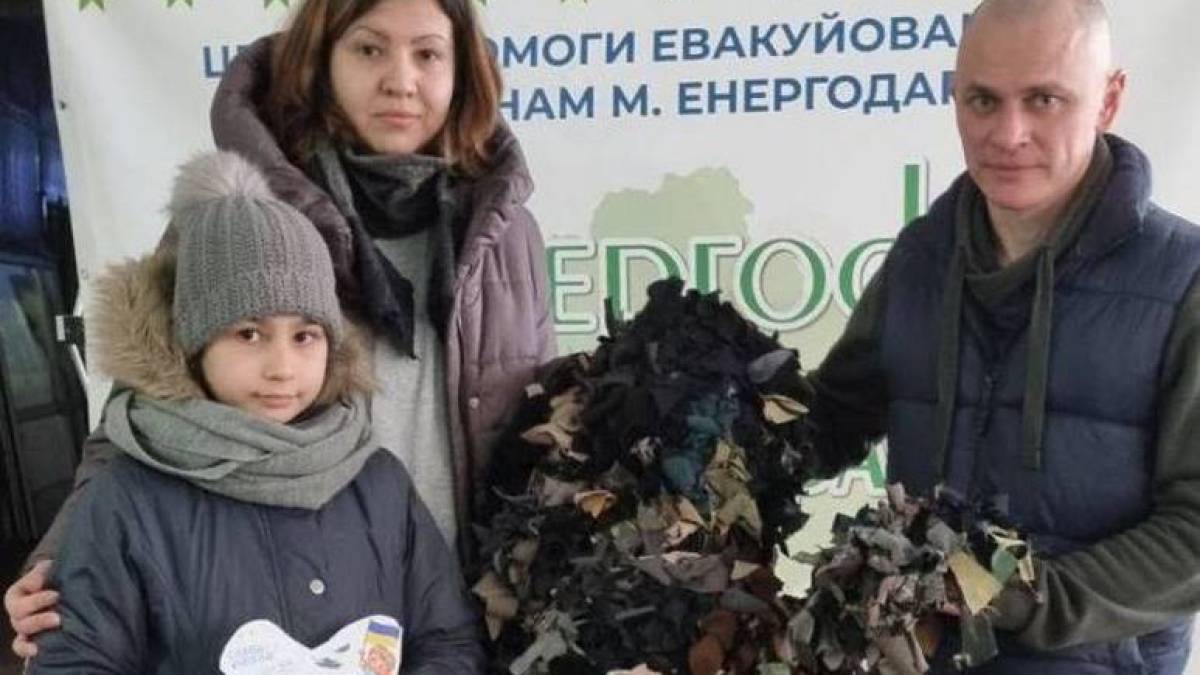 Школярка з Енергодару сплела маскувальну сітку та попросила передати її на передову