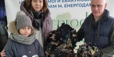 Школярка з Енергодару сплела маскувальну сітку та попросила передати її на передову