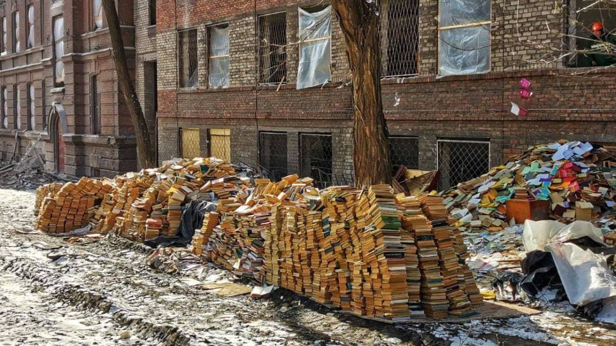 Рашисти нищать книги у Маріуполі