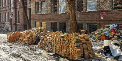 Рашисти нищать книги у Маріуполі