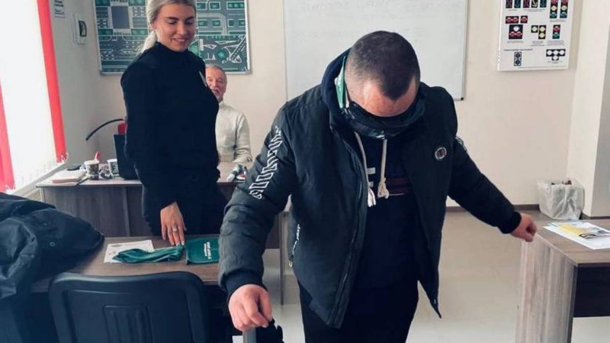 У Запоріжжі патрульні представили майбутнім водіям алкоокуляри «Drunk Busters» (фото)