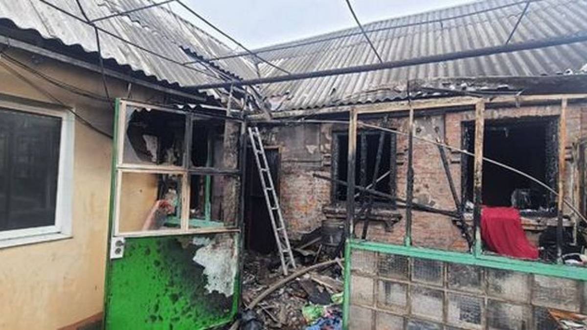У Запоріжжі отримав травми на пожежі 78-річний господар приватного будинку