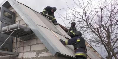 Рятувальники ДСНС ліквідовують наслідки ворожої атаки, яку ворог завдав по передмістю Запоріжжя
