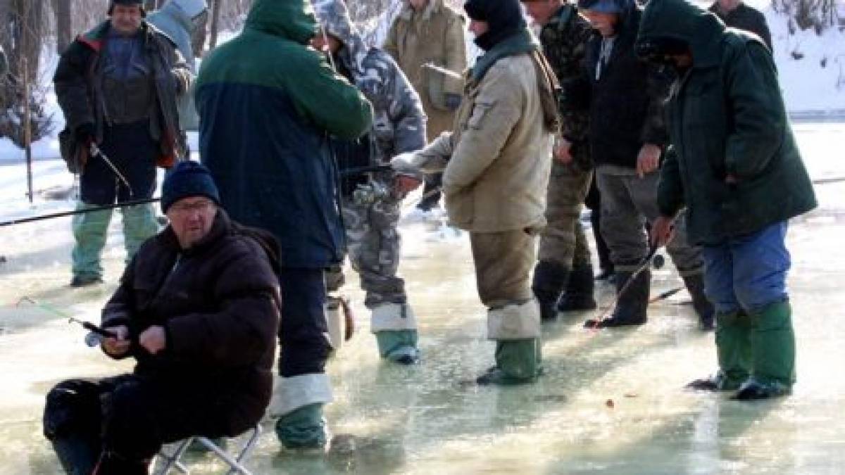 Запорізькі рибалки вийшли на лід (фото)