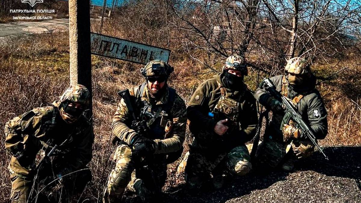 Запорізькі патрульні доставили гуманітарну допомогу мешканцям фронтової зони