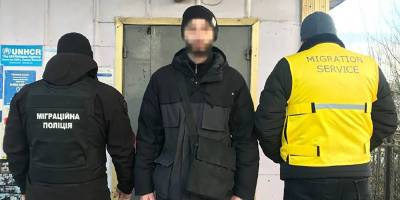Запорізькі поліцейські примусово відправили додому громадянина рф