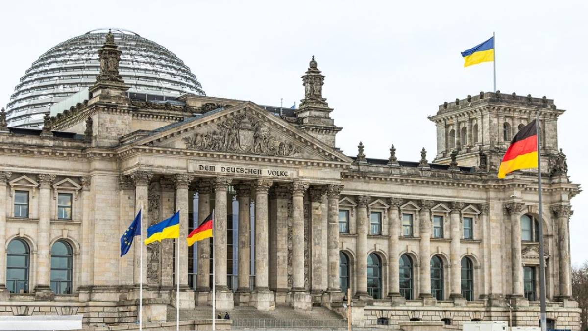 Біля німецького Бундестагу підняли прапор України
