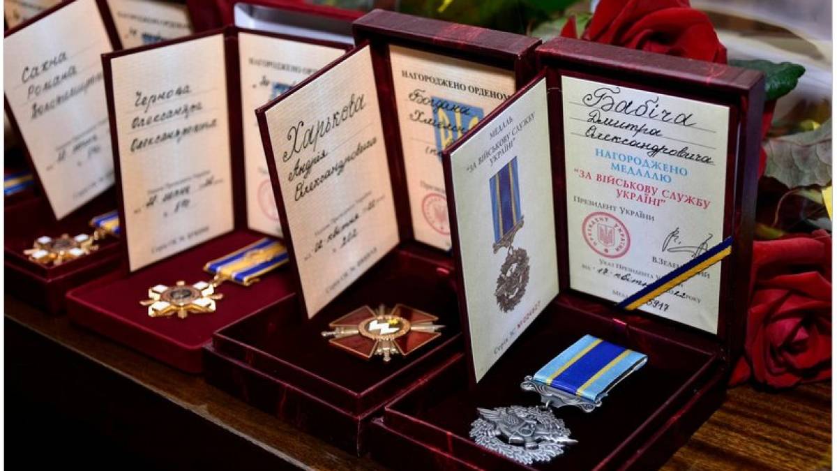 У Запоріжжі родини загиблих нацгвардійців отримали державні нагороди