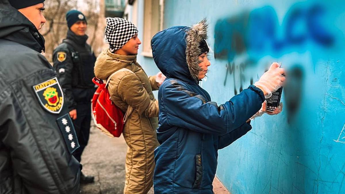 Запорізькі патрульні об’єдналися з громадськими організаціями та проводять заходи із замальовування наркореклами (фото)