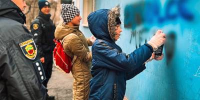 Запорізькі патрульні об’єдналися з громадськими організаціями та проводять заходи із замальовування наркореклами (фото)