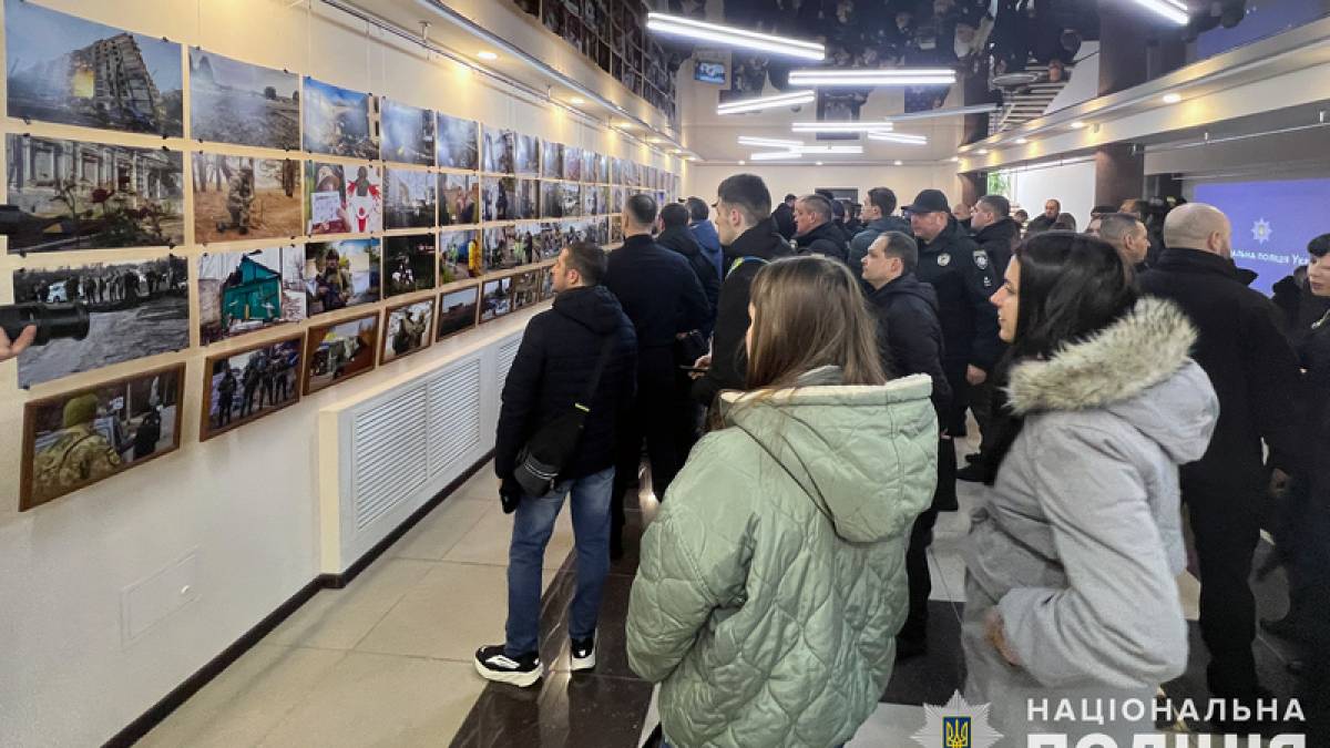 Запорізькі поліцейські презентували фотопроєкт «Запоріжжя. Війна в об’єктиві»