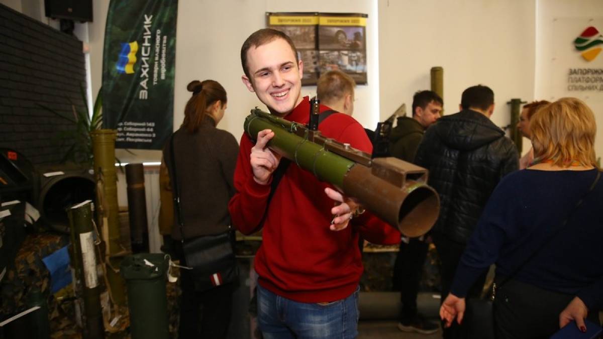 В Запоріжжі відкрилась виставка, яка зібрала унікальні військові експонати та трофеї (фото)