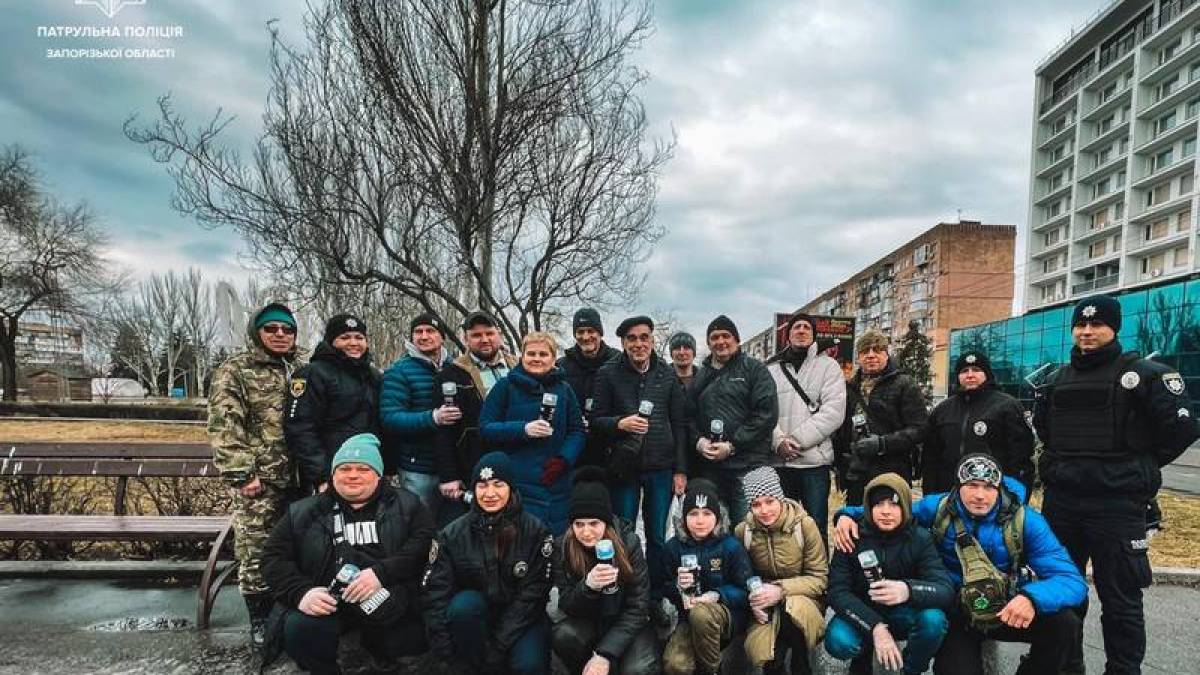 У Запоріжжі поліцейські разом із активістами видаляють наркорекламу (фото)