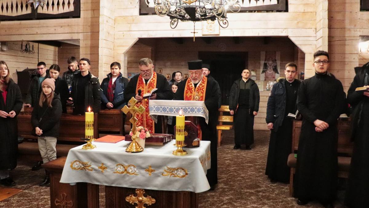 Владика Степан під час екзархійного нічного чування у Запоріжжі (фото)