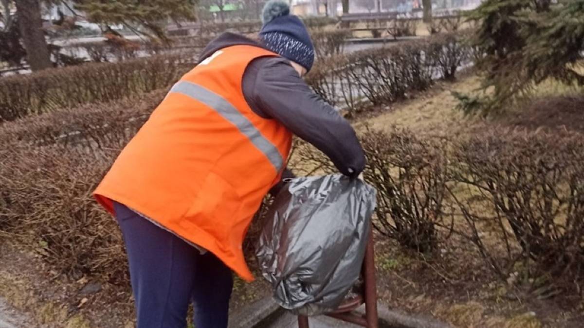 Запорізькі комунальники наводять лад у парках і скверах