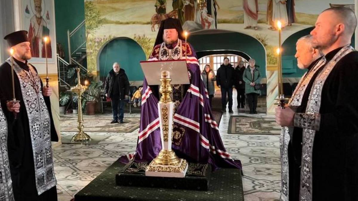 Богослужіння у запорізькому кафедральному Свято-Троїцькому соборі (фото)