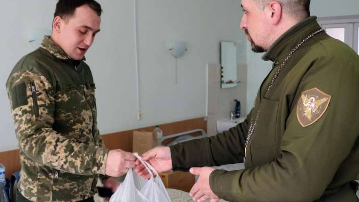 Запорізький капелан відвідав у лікарні гвардійців