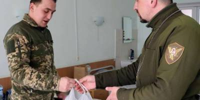 Запорізький капелан відвідав у лікарні гвардійців