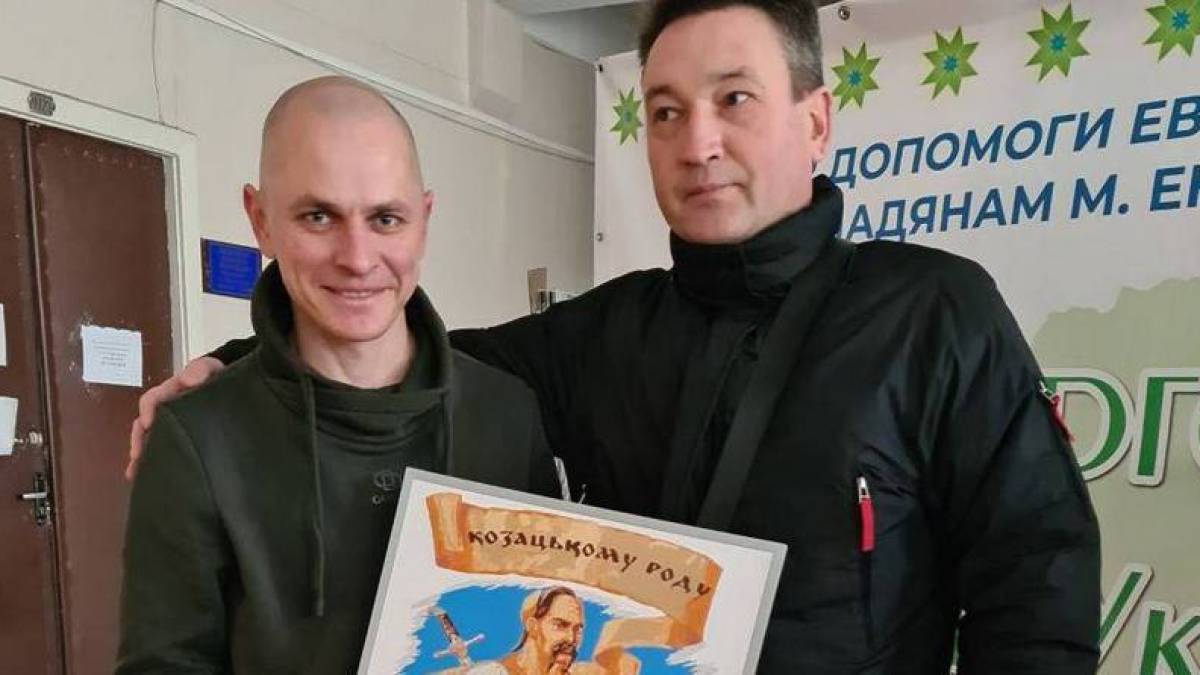 Меру окупованого Енергодару передали картину для майбутньої виставки «Незламні енергодарці» (фото)
