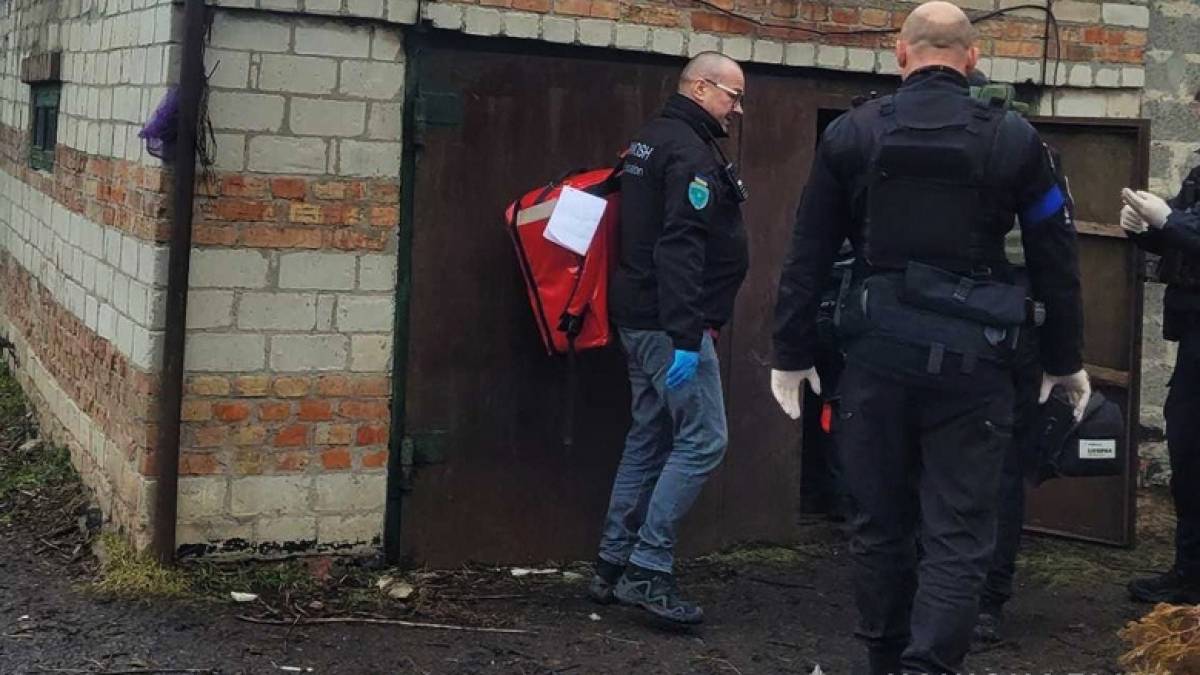 На Запоріжжі поліцейські та польські волонтери евакуювали хворого дідуся до лікарні