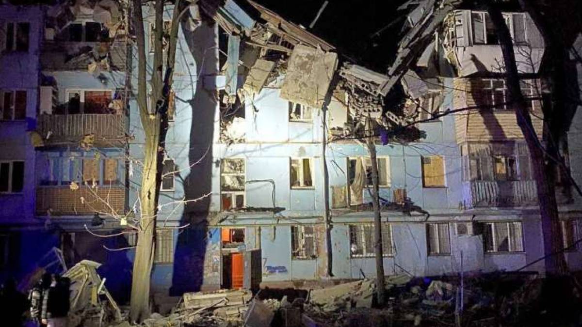 В Запорожье ночью 2 марта звучали взрывы, ракета попала в многоэтажку (обновляется)