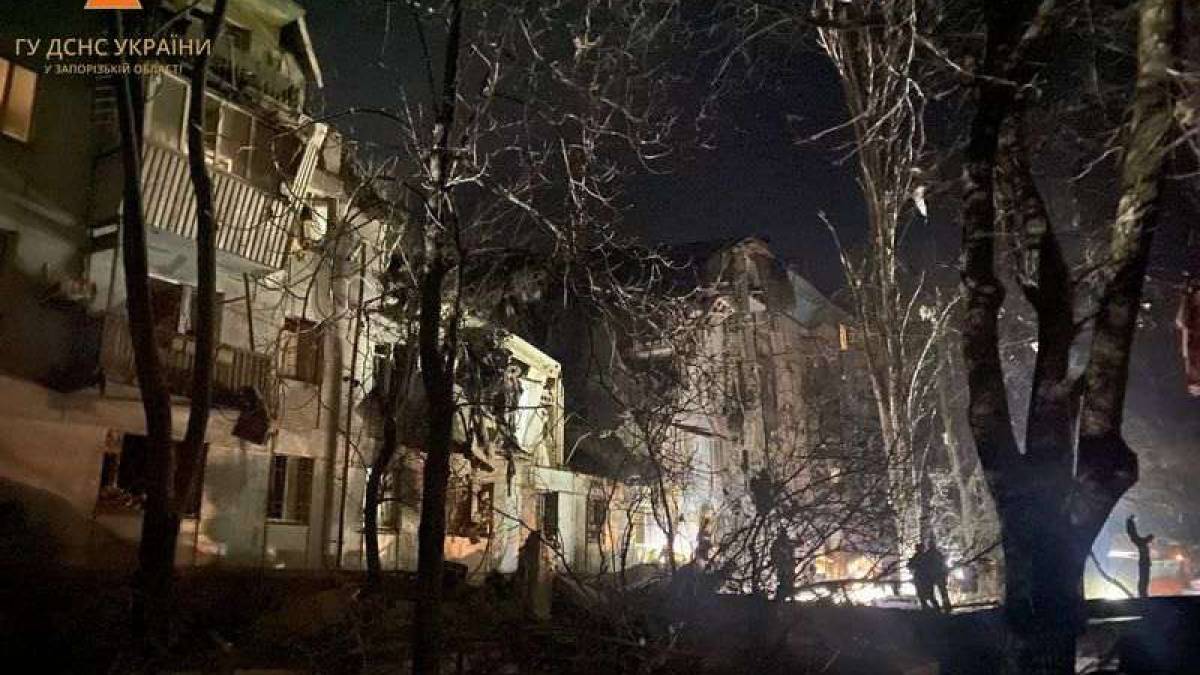 Ворог завдав ракетних ударів по Запоріжжю: з-під завалів рятувальники деблокували 2 загиблих