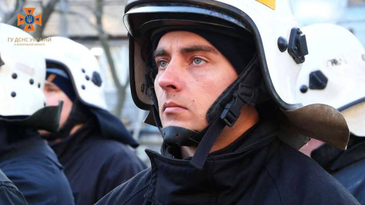 У Запорівжжі рятувальники ДСНС продовжують пошуково-рятувальні роботи на місці ворожої атаки
