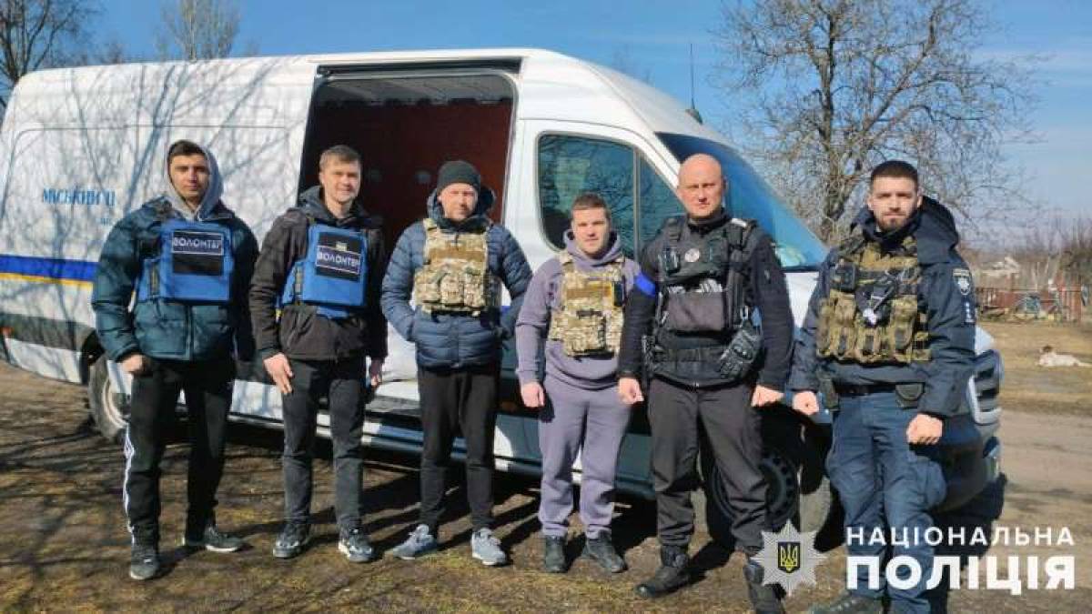 Запорізькі поліцейські та волонтери доставили гуманітарку мешканцям Степногірської громади