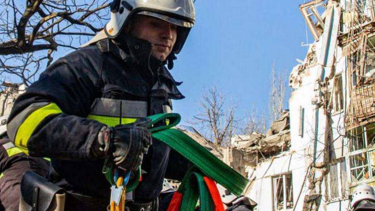 Запорізькі рятувальники продовжують ліквідовувати наслідки ракетного удару по обласному центру
