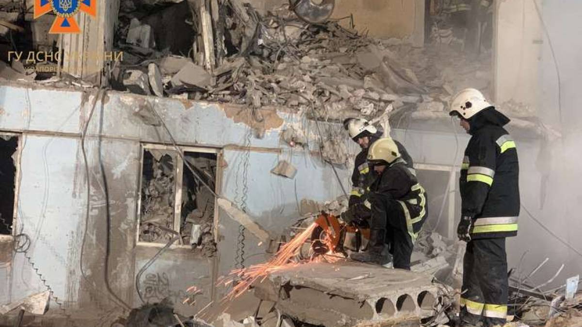 На розвалах розстріляного у Запоріжжі будинку рятувальники деблокували тіла ще двох загиблих