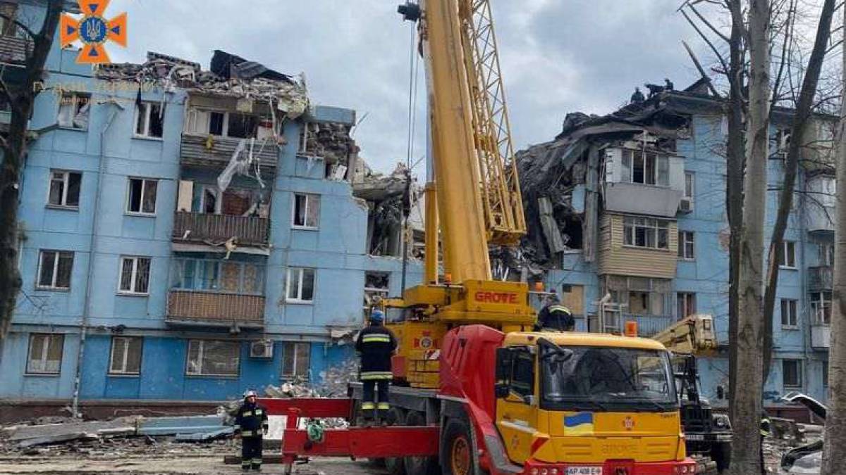 У Запоріжжі триває ліквідація наслідків ракетного удару по житловому будинку (фото)
