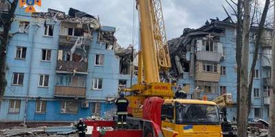У Запоріжжі триває ліквідація наслідків ракетного удару по житловому будинку (фото)